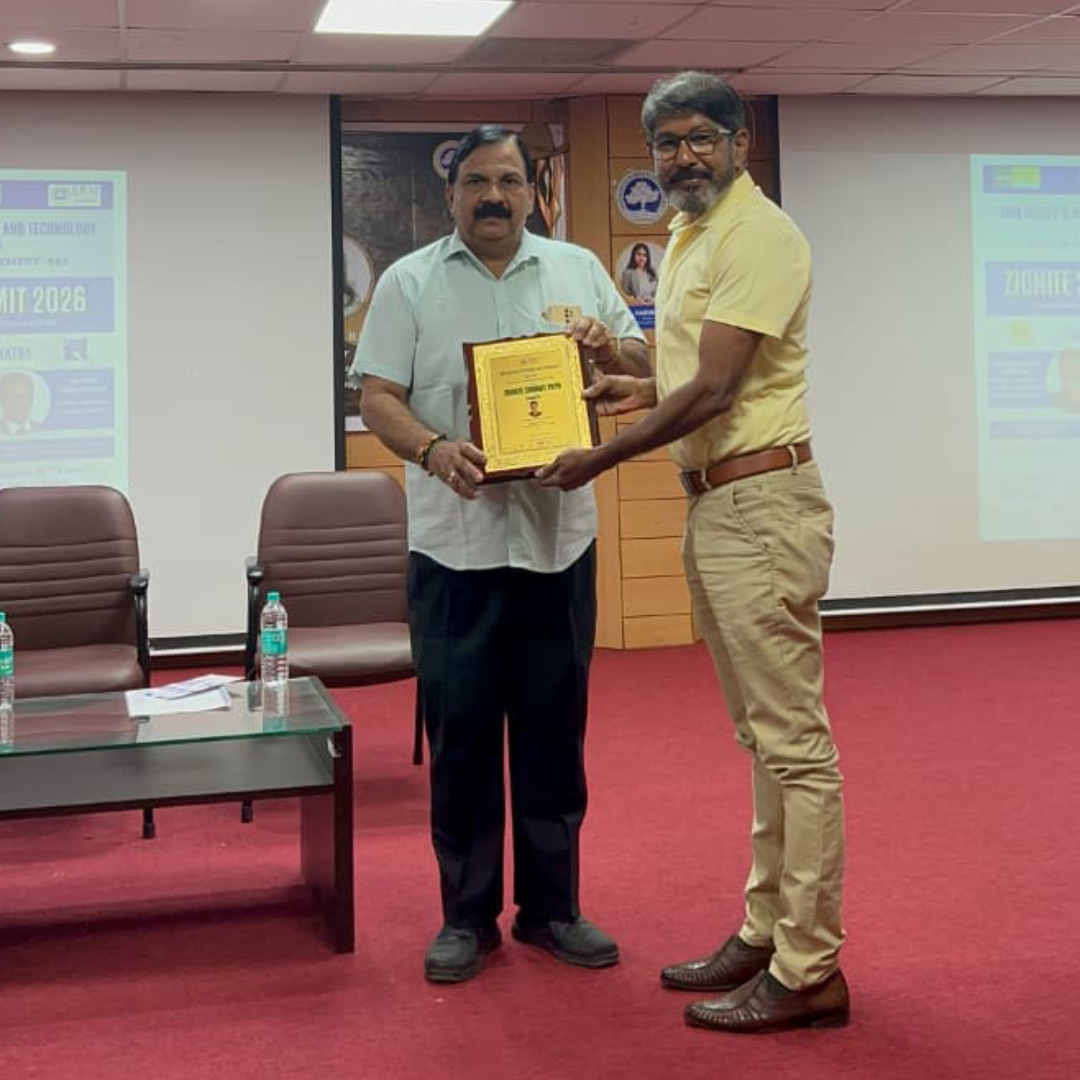 The Dean of SRM University presenting an award plaque of honour to Viswanathan Ganesan, founder of ideas to reach.